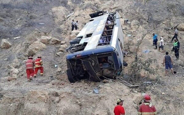 Bie në humnerë autobusi, të paktën 25 të vdekur